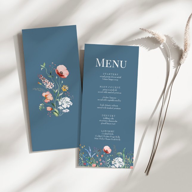 Cartão de Menu de Casamento com Prado de Flores Si (Dusty Blue Wildflower Meadow Wedding Menu Card on a sunny white table.)