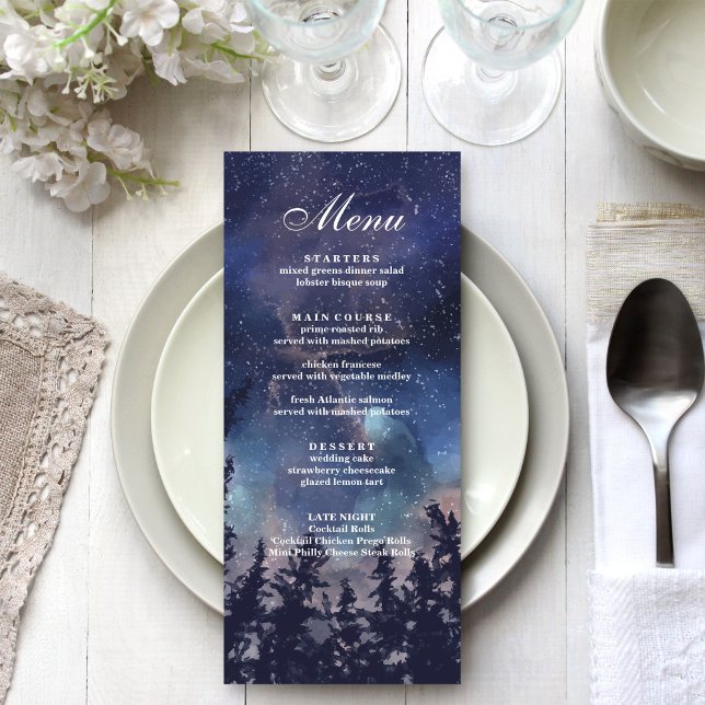 Cartão de Menu de Casamento da Floresta da Noite E (Starry Night Forest Wedding Menu Card on a boho white and silver wedding dinner table.)