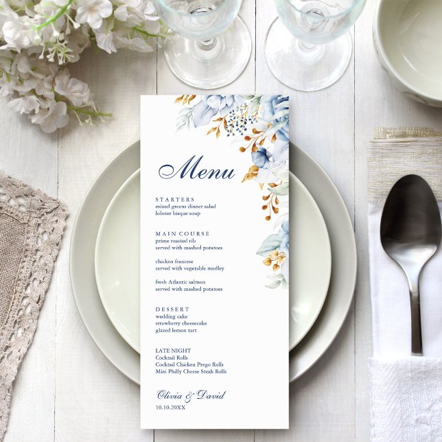Cartão de Menu de Casamento Floral Azul e Dourado  (Modern Blue and Gold Floral Wedding Menu Card on an elegant wedding table with white flowers.)