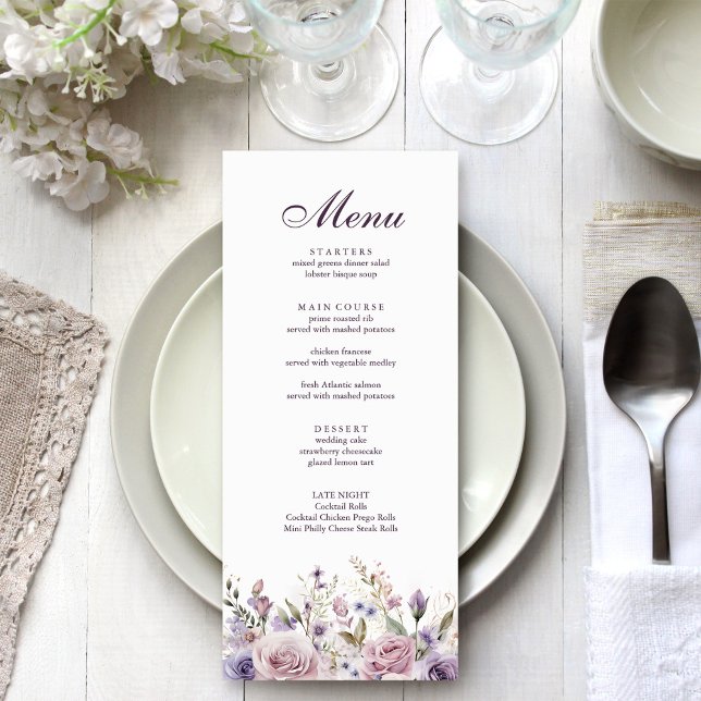 Cartão de Menu de Casamento Floral Lilás (Boho Mave and Lilac Floral Wedding Menu Card on an elegant silver grey wedding table with flowers.)
