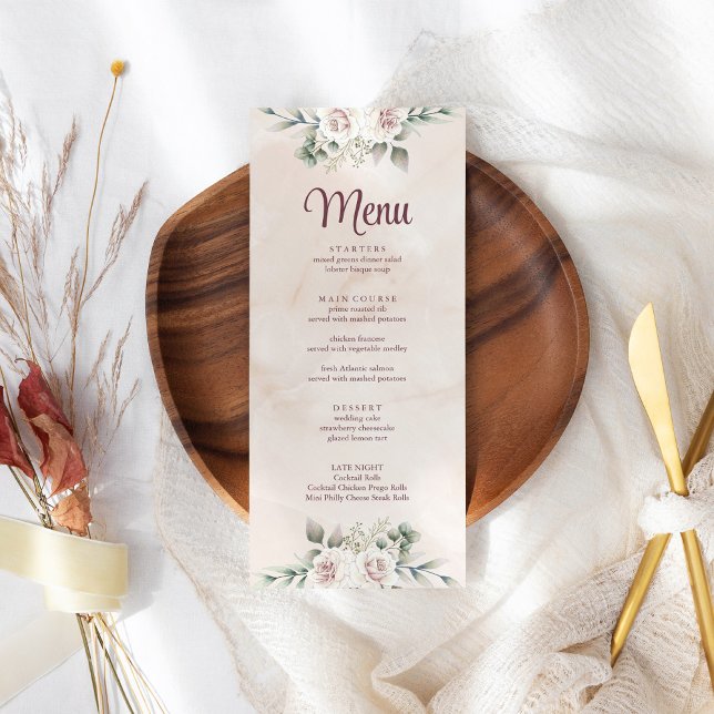 Cartão de Menu de Casamento Floral Rosa Boho Blush (Boho Blush Pink Floral Wedding Menu Card on boho wedding table.)