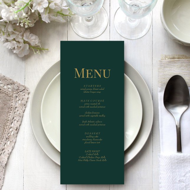 Cartão de Menu de Casamento Minimalista Esmeralda  (Minimalist Emerald Green Monogram Wedding Menu on a white and silver wedding table.)