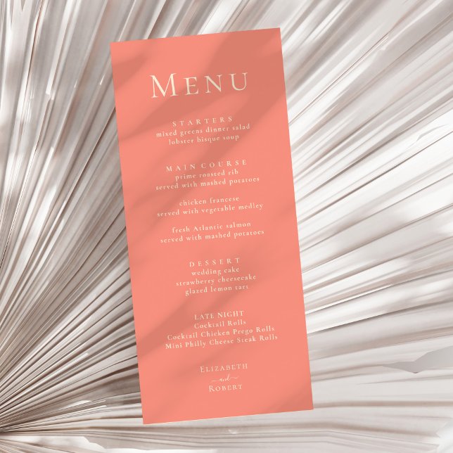 Cartão de Menu de Casamento Minimalista Moderno e  (Coral Pink Modern Minimalist Wedding Menu Card on a sunny neutral dry palm leaf.)