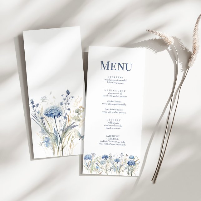 Cartão de Menu de Casamento Sombra de Flor Selvage (French Blue Wildflower Meadow Wedding Menu Card on a sunny white table.)