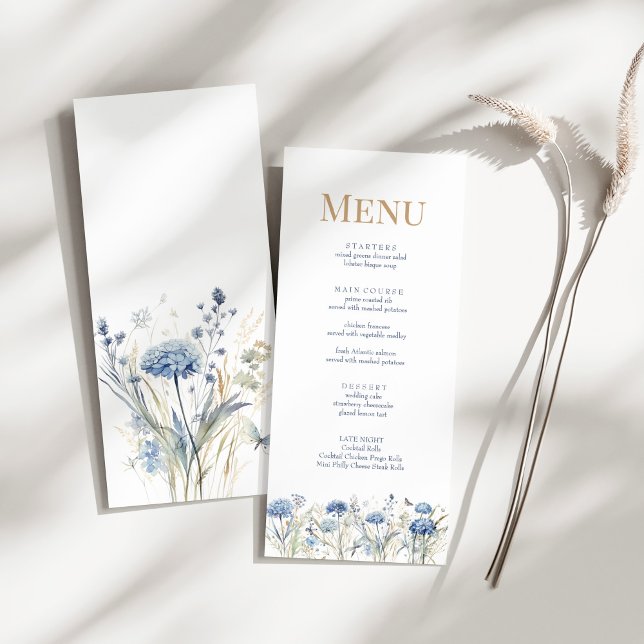 Cartão de Menu de Casamento Sombra de Flor Selvage (French Blue Wildflower Meadow Wedding Menu Card on a sunny white table with dry botanical.)