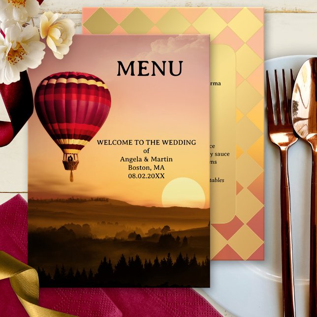 Cartão de Menu de Casamento Sunset Sunset para Bal (Wedding menu card featuring a hot air balloon at sunset over a dreamy landscape)
