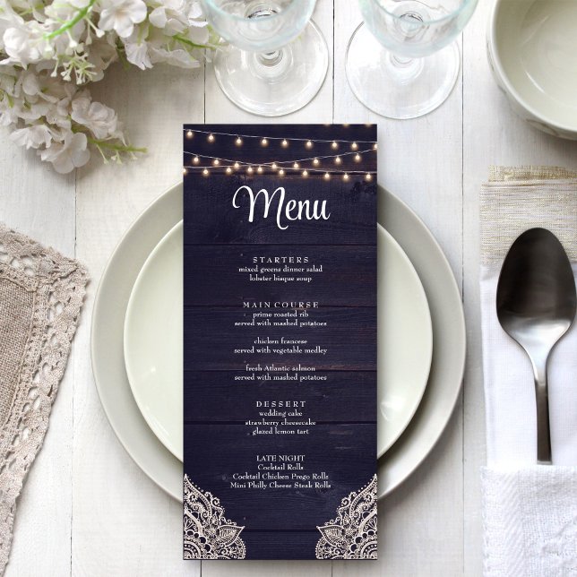 Cartão de Menu Elegância Azul-Russo (Midnight Blue Rustic Elegance Menu Card on a white wedding table.)