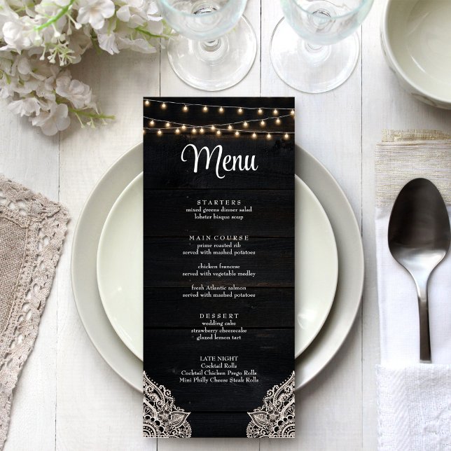 Cartão de Menu Elegância Rústica Preto e Branco (Black and White Rustic Elegance Menu Card on a white wedding table.)