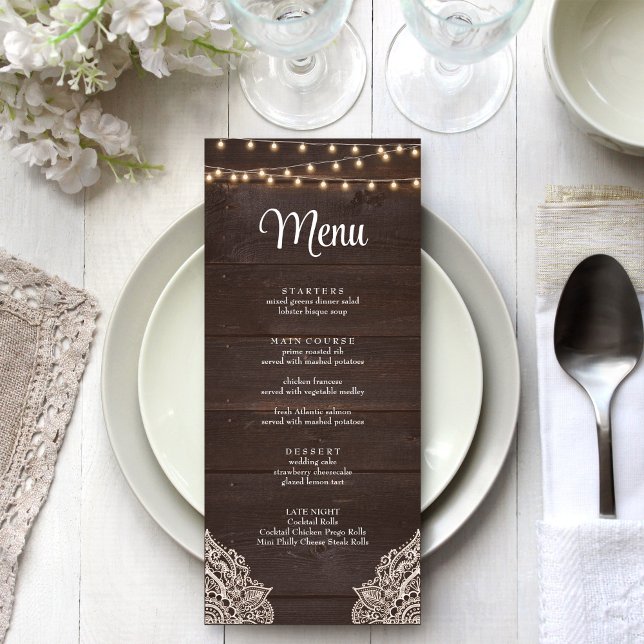 Cartão de Menu Leve de Cadeia de Madeira Rustic (Rustic Wooden String Light Menu Card on a boho white wedding table.)
