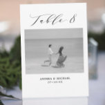 Cartão de Mesa 8 de Números e Imagens Minimalista<br><div class="desc">Uma maneira diferente de mostrar os números da mesa de casamento. Concebido para corresponder à coleção "Wedding Essentials - Classic". Esta modelo inclui uma fotografia que pode ser quando você era criança ou como casal, mesa 8 em. Tipografia elegante clássica, nomes de casais e data de casamento. Obter mesa 1...</div>