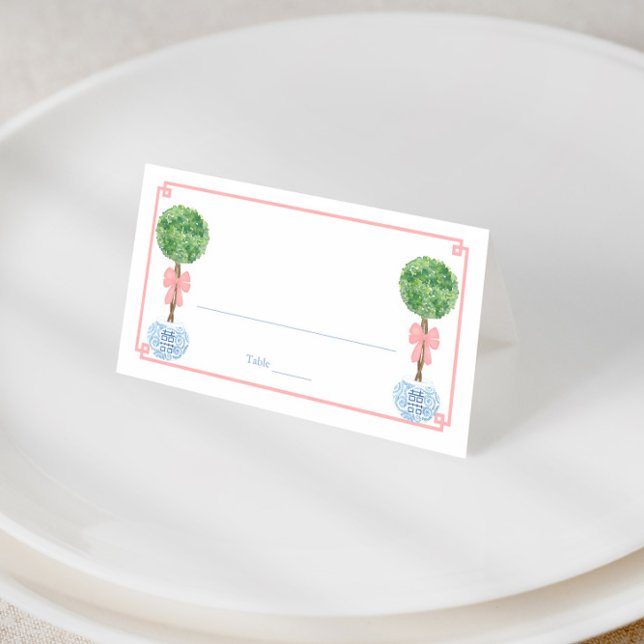 Cartão De Mesa Arco rosa-rosa Topiary Girl Chá de fraldas Brunch (Pink Greek Key border with boxwood topiary baby shower place cards)