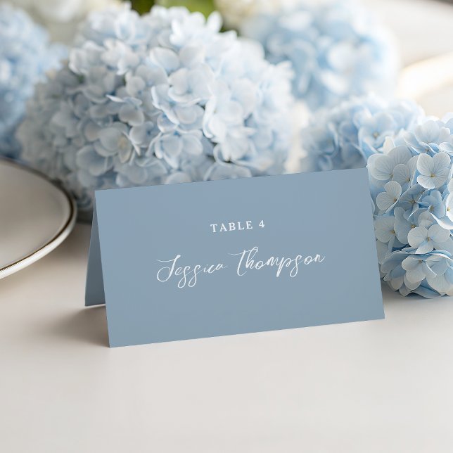 Cartão De Mesa Azul Desbotado Simples Elegante Casamento Script (Elegant and simple typography on a beautiful dusty blue background)