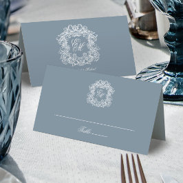 Cartão De Mesa Azul Empoeirado Elegante Crista Monograma Casament