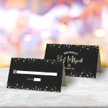 Cartão De Mesa Bat Mitzvah Dourado Preto Folha de Script Confetes<br><div class="desc">Nenhuma festa de Bat Mitzvah está completa sem cartões de lugar personalizados. Deixe sua Bat Mitzvah favorita orgulhosa, alegre e celebrando seu marco em sua festa perfeitamente coordenada. Tipografia negrito sem serifa e minúsculos pontos cintilantes de purpurina dourada falsa sobrepõem um fundo preto rico e dramático. No verso, tipografia branca...</div>