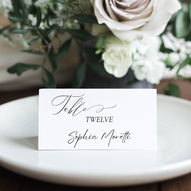 Cartão De Mesa Casamento Clássico Negro e Branco da Caligrafia El (This wedding place card features an elegant calligraphy script font and a minimalist design)