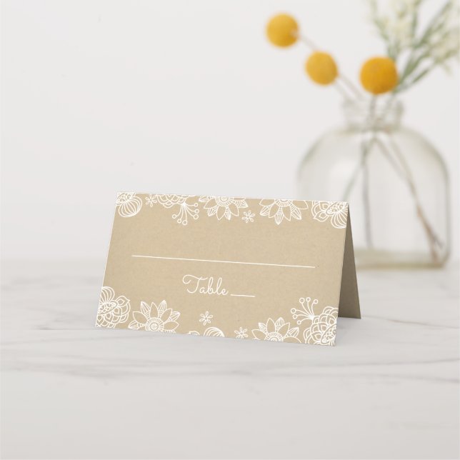 Cartão De Mesa Casamento com Kraft Rústico e Renda Floral Monogra (Frente)