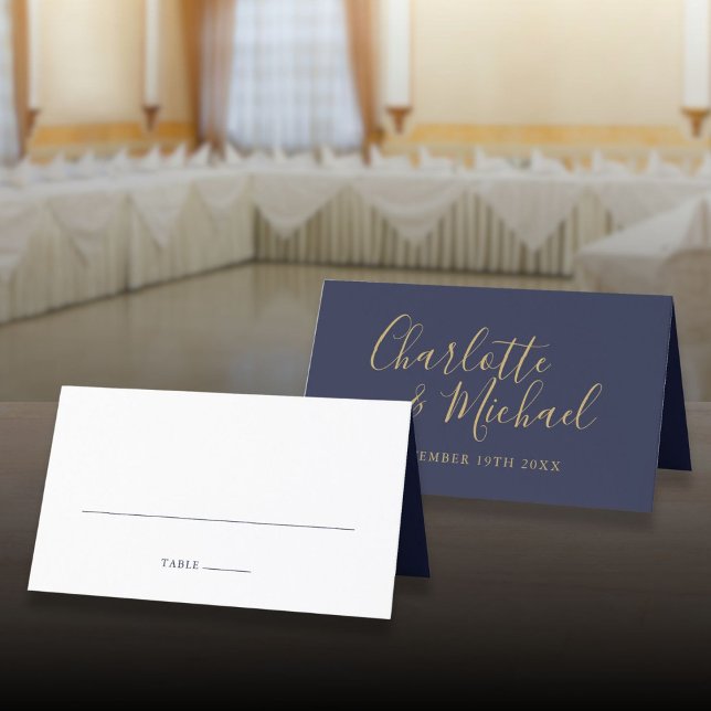 Cartão De Mesa Casamento de Script de Assinatura Azul Marinho e D (Navy Blue And Gold Signature Script Wedding Place Card)