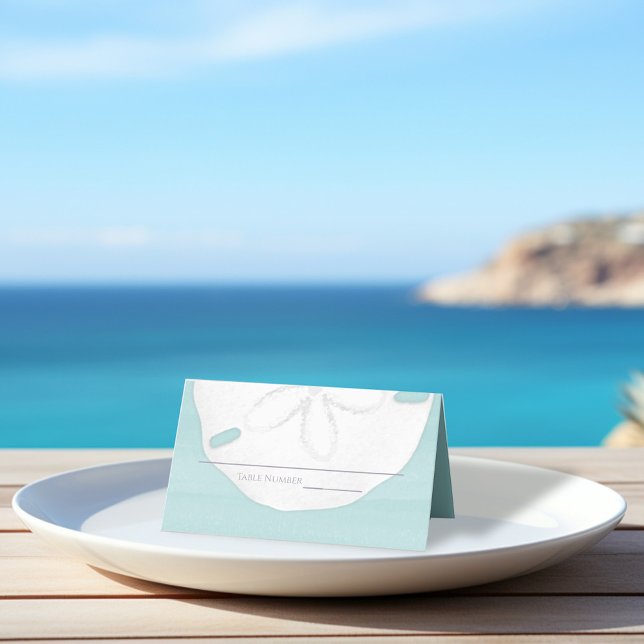 Cartão De Mesa Casamento Elegante De Recepção De Praia (Wedding table place card with a simple sand dollar. )