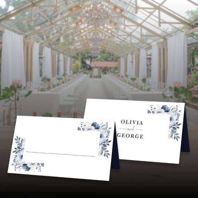 Cartão De Mesa Casamento Floral Elegante Azul Marinho e Branco (Navy Blue and White Elegant Floral Wedding Place Card)