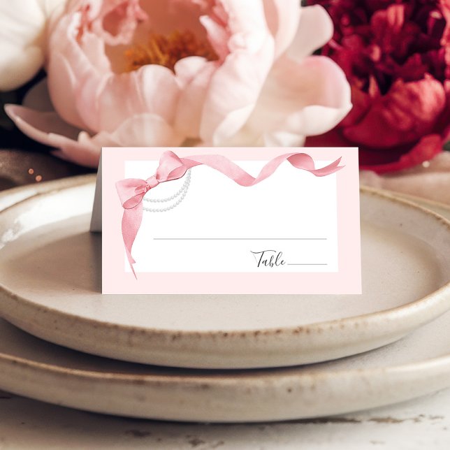 Cartão De Mesa Chuveiro de Noiva Moderno Laço Rosa e Pérolas Coqu (Cute coquette pink and white watercolor bow and pearls elegant wedding bridal shower place card)