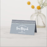 Cartão De Mesa Cinza Mitzvah Silver Tallit Bold Script Modern<br><div class="desc">Nenhuma festa do Bar Mitzvah está completa sem cartões de lugar personalizados. Deixe o seu Bar favorito Mitzvah orgulhar-se, regozijar-se e celebrar o seu marco no seu partido perfeitamente coordenado. A tipografia de cinzas escuras e escuras e uma cinza escura e uma fina brilha prateada de brilho inspiraram uma camada...</div>