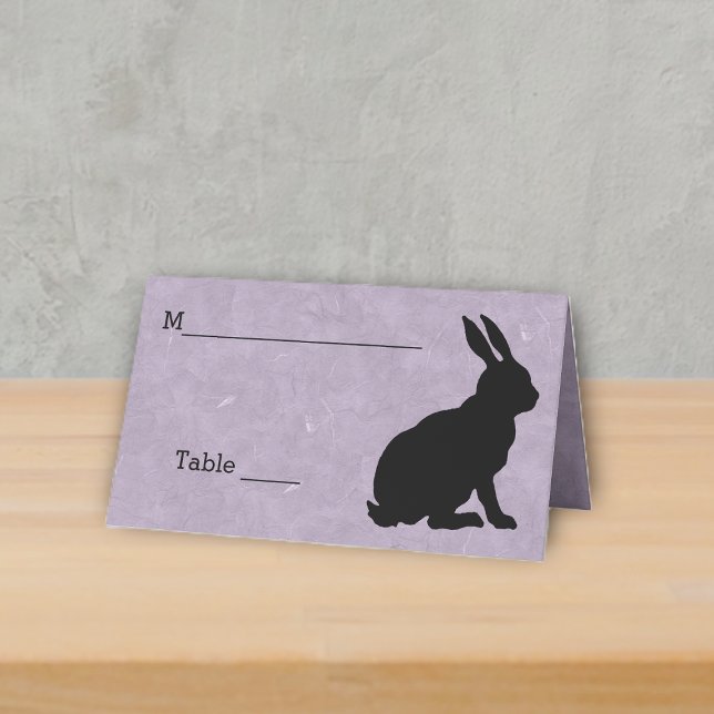 Cartão De Mesa Coelho Sentado Elegante em Púrpura de Silhueta Pre (sitting black silhouette rabbit on marbled light purple table standing place card.)