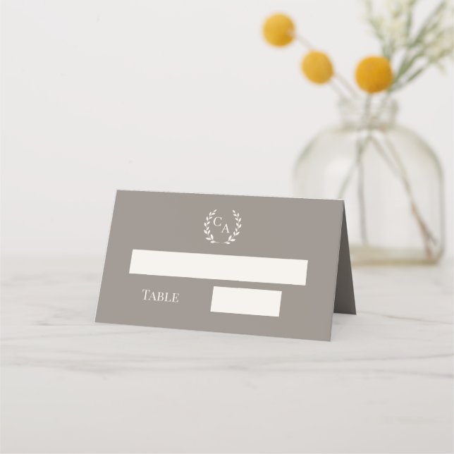 Cartão De Mesa Coroa de casamento bege marfim monogramada (Frente)