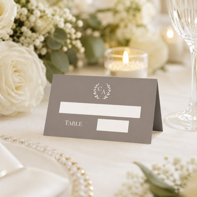 Cartão De Mesa Coroa de casamento bege marfim monogramada (Criador carregado)