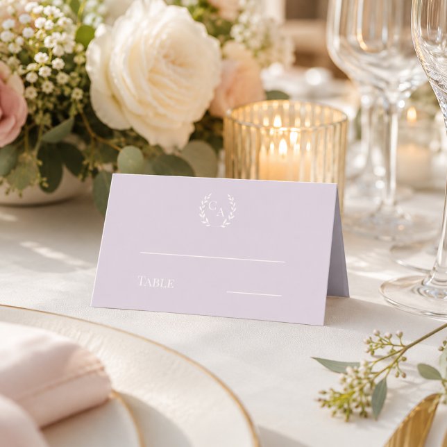 Cartão De Mesa Coroa de casamento monogramada em creme lavanda em (Criador carregado)