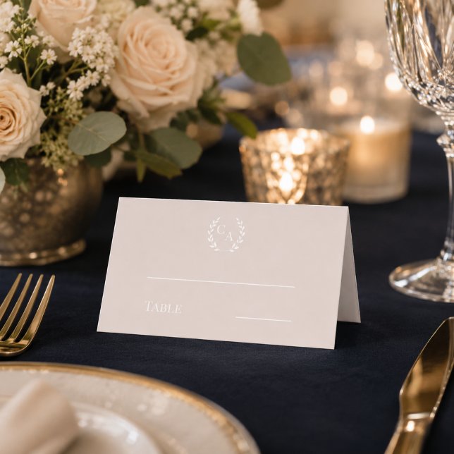 Cartão De Mesa Coroa monogramada de creme bege de casamento (Criador carregado)