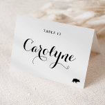 Cartão de Mesa de Casamento com Caligrafia e Escol<br><div class="desc">Eleve a sua recepção de casamento com nossos belos cartões de lugar de casamento personalizáveis, projetados para adicionar um toque pessoal ao seu dia especial. Eles apresentam caligrafia preta moderna e um acento de coração. Adicione os nomes dos seus convidados, a data do casamento ou uma mensagem especial. Transforme as...</div>