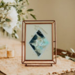 Cartão de Mesa Elegante De Ondas De Aquarela<br><div class="desc">Este cartão de mesa de casamento apresenta uma pincelada de aquarela em cores azuis marinhos profundas com sotaques dourados imitando ondas na praia, o que o torna uma escolha perfeita para um casamento de verão ou praia. Ele é minimalista e elegante em opções de layout e fontes. Também é muito...</div>