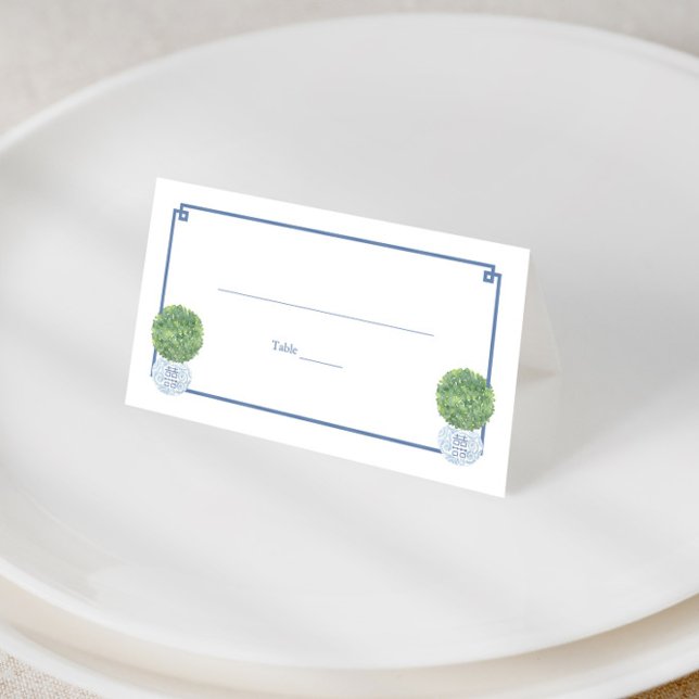 Cartão De Mesa Evento Misto Clássico Azul-Topiário Grego Chave (Boxwood topiary balls in ginger jar planters with navy greek key print wedding escort cards)