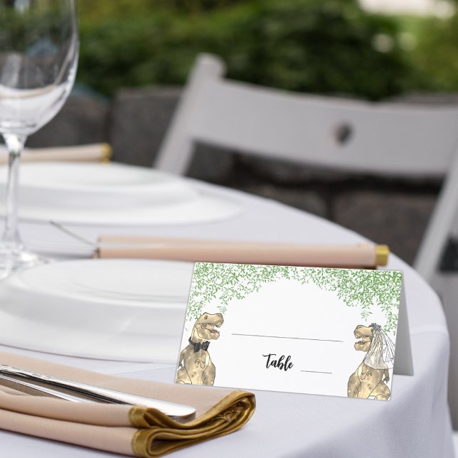 Cartão De Mesa Folhagem de Casamento do Tema do Dinossauro (Dinosaur wedding table place card with T-Rex bride and groom with jungle foliage)