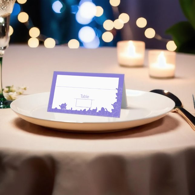 Cartão De Mesa Frame lavanda Flores roxas (table setting with a white plate, a purple place card, and lit candles, creating a festive and elega)