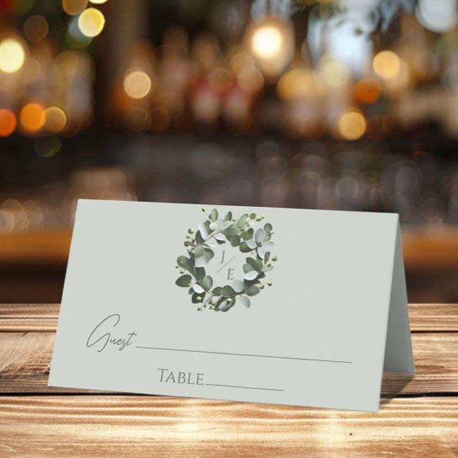 Cartão De Mesa Monograma Moderno Eucalyptus Wreath | Sage Green (Sage Green Modern Monogram Eucalyptus Wreath Wedding Place Card)