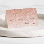 Cartão De Mesa Placa de Local Personalizada Glitter Glitter de ro<br><div class="desc">Esta placa de lugar brilhante de tendência tem falso brilho na frente com uma área para você escrever nos nomes e números de tabela (manualmente). A parte traseira apresenta o mesmo padrão de brilho com seu evento e data. Use o formulário modelo para adicionar suas próprias informações. O recurso "Personalizar...</div>