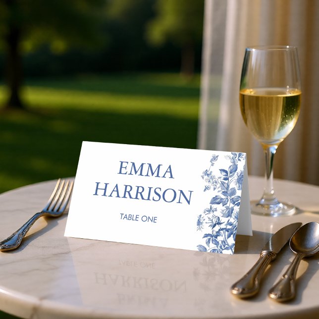 Cartão De Mesa Toalha de Casamento Azul Francês Clássico Dobrada (Classic French Blue Toile Wedding Folded Place Card)