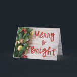 Cartão de Natal alegre e brilhante do brilho<br><div class="desc">Alegre e brilhante é escrito neste cartão de Natal no brilho vermelho. Dentro de um verso agradável do Natal que deseja seus família e amigos o melhor para os feriados. Você pode mudar o verso se você gosta.</div>