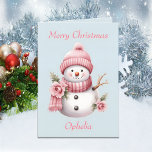 Cartão de Natal Bonito Snowman Rosa<br><div class="desc">Apresentando Nosso Cartão De Natal De Neve Rosa Cute Personalizável! O cartão apresenta um bonitão rosa e encantador, acrescentando um toque de magia e magia aos seus desejos de férias. As bochechas rosadas do boneco de neve e os olhos brilhantes capturam a alegria e a maravilha da estação. Faça este...</div>