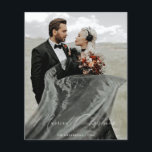 Cartão de Natal Casado de Orçamento<br><div class="desc">Crie uma impressão duradoura nesta temporada com um cartão de feriado exclusivo. Esta simples modelo de cartão de árvore de Natal apresenta um design limpo e moderno. Personalize-o com as suas informações e torne-o exclusivamente seu!</div>