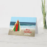 Cartão de Natal com as prancha na praia<br><div class="desc">Este é um cartão do divertimento que eu crie com algumas prancha brilhantes e coloridas empilhadas como uma árvore de Natal na praia com uma estrela do mar na parte superior e o oceano atrás dele. Todo o texto na parte dianteira e na parte traseira do cartão é customizável assim...</div>