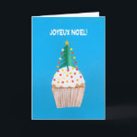 Cartão de Natal, cupcake francês com árvore de<br><div class="desc">Um cartão de Natal francês brilhante e alegre com uma árvore de Natal decorada sobre um cupcake congelado, de uma colagem de papel pintado à mão por Judy Adamson. O cumprimento dianteiro, no texto branco em um fundo azul, é "Joyeux Noel!" e a mensagem interna, que você pode mudar, é,...</div>