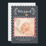 Cartão de Natal da Família do Quadro Negro Abencoa<br><div class="desc">Envie um cartão de Natal único este ano que sua família e amigos irão amar. Nosso cartão de Natal moderno apresenta uma moldura branca e vermelha caprichosa para sua foto com floreios de suportes elegantes que mostram a tipografia que diz "abencoado" em um fundo popular de quadro negro. O verso...</div>