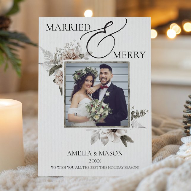 Cartão de Natal de Cor de Água Casado e Feliz (Photo Married & Merry Floral Watercolor Christmas Card for Your First Christmas as a Married Couple!)