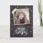 Cartão de Natal De Feriado Dourado Chalkbord<br><div class="desc">design de cartão com fotos de Natal Lindo com estrelas de ouro. Uma imagem de ouro quadrada festiva com a foto da sua família. E na moda branco com letra branca, tipografia branca com o texto:Desejamos-lhe um Feliz Natal. Com mais ouros de estrelas pequenas no dentro e ilustrações especiais de...</div>