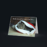 Cartão de Natal Engraçado de Santa Hat<br><div class="desc">Não tire o chapéu quando estiver perto de um gato! Este chapéu de Papai Noel deve ter sido quente e convidativo... E faz-me pensar se o gato bebeu o copo de leite que lhe foi deixado de fora! Excelente cartão de Natal para pessoas de todas as listras!!</div>