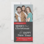 Cartão de Natal Feliz de Chalkboard<br><div class="desc">Este cartão fotográfico de Natal apresenta um fundo de quadro de Feliz ano novo escuro com a seguinte redação: Desejando-lhe um Natal e cinza FELIZES. Um banner vermelho na parte inferior apresenta texto personalizável para que você o personalize com seus nomes familiares.</div>