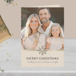 Cartão de Natal Feliz para a Família Elegante<br><div class="desc">Melhore seus desejos de feriado com nosso Cartão de Natal Feliz da Família Elegante, com uma foto de família amada, enfeitada com um design de champanhe escovado. O leve interior ostenta um floco de neve e a mensagem sentida, "Feliz Natal", seguida de "Enviando-lhe alegria e prazer festivo." Dentro, um mundo...</div>