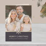 Cartão de Natal Feliz para a Família Elegante<br><div class="desc">Elevem seus cartões de natal com nosso Cartão de Natal Feliz de Foto da Família Elegante. A frente mostra sua amada foto da família, adorada com um design de champanhe escovado que adiciona um toque de sofisticação. O leve interior ostenta um floco de neve e a mensagem sentida, "Feliz Natal",...</div>